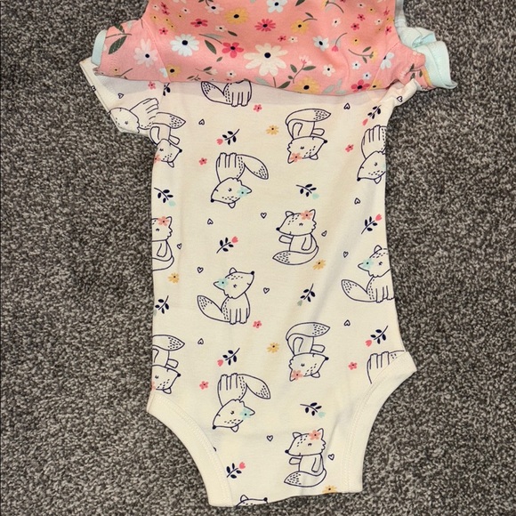 Carter's Green Bodysuit with Squirrel Design size 6-9 months - Picture 5 of 8